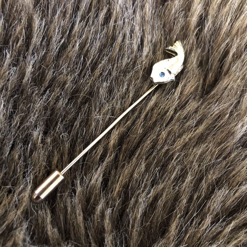 Vintage gold plated fish hat pin stick pin